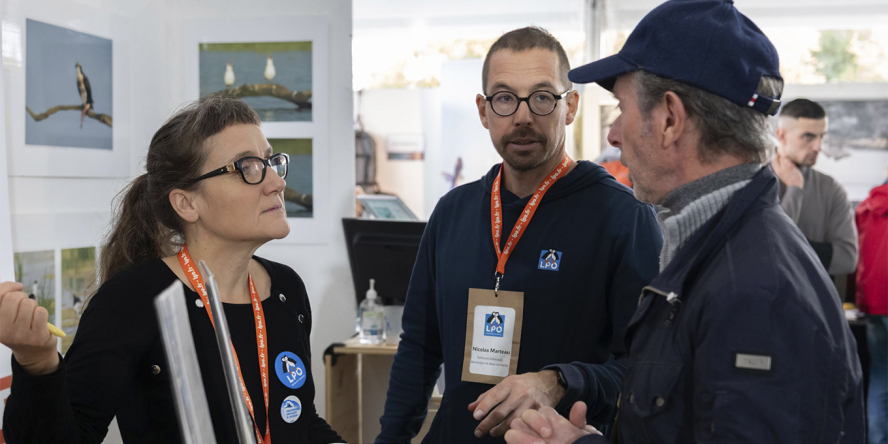 Personnes discutant dans le stand de la LPO